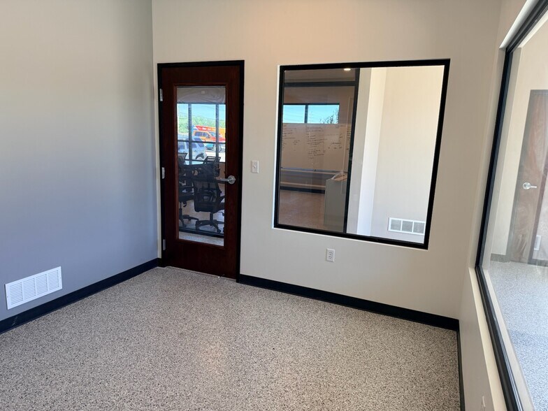 55800 New Haven Rd, New Baltimore, MI à louer - Photo intérieure – Image 2 sur 9
