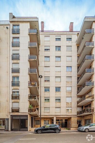 17 Rue Van Loo, Paris à vendre - Photo principale – Image 1 sur 3