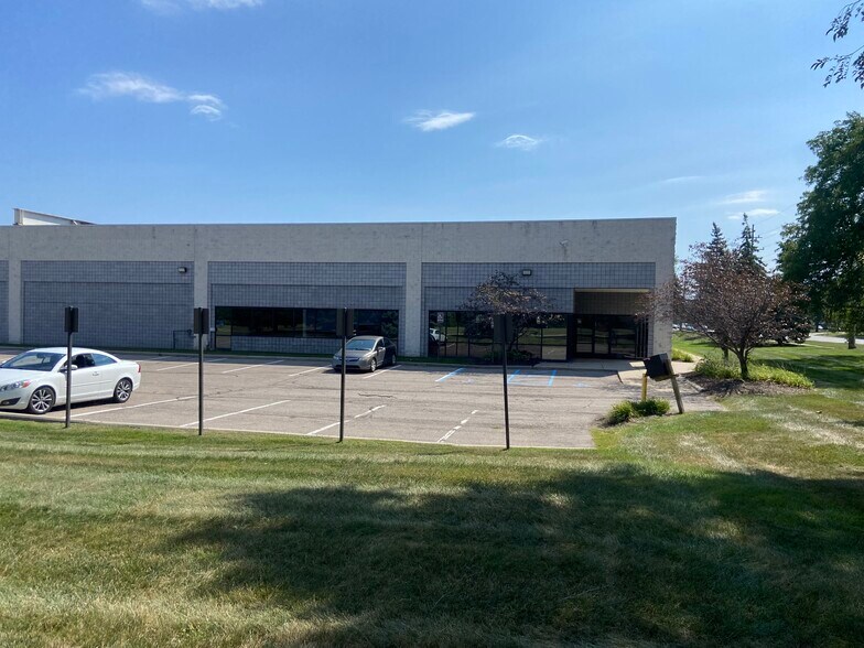 2040 Crooks Rd, Troy, MI à louer - Photo de l’immeuble – Image 2 sur 4