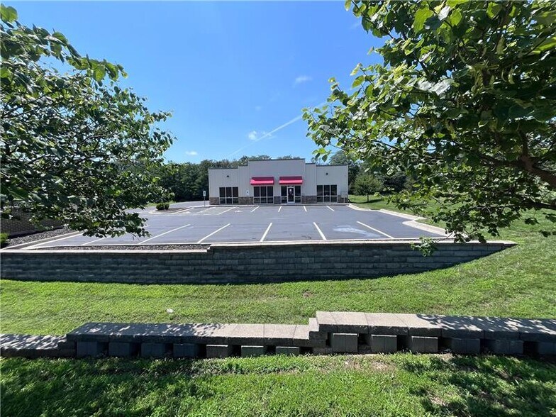 8576 N Green Hills Rd, Kansas City, MO à vendre - Photo de l’immeuble – Image 1 sur 13