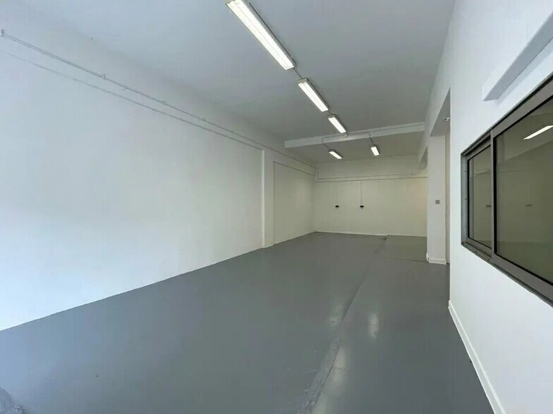 Industriel/Logistique dans Antibes à vendre - Photo de l’immeuble – Image 2 sur 9