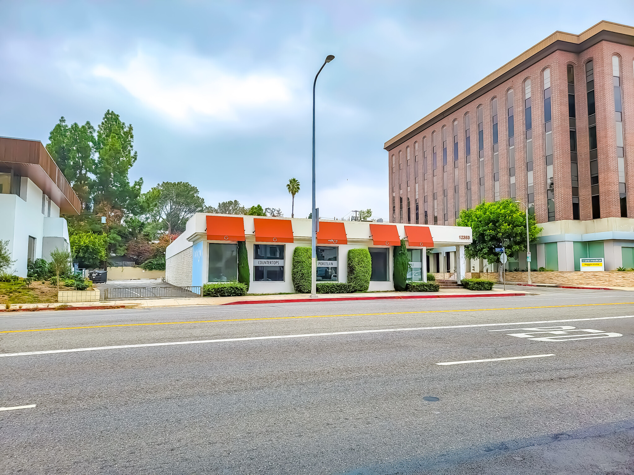 12353 Wilshire Blvd, Los Angeles, CA à louer Photo de l’immeuble– Image 1 sur 3