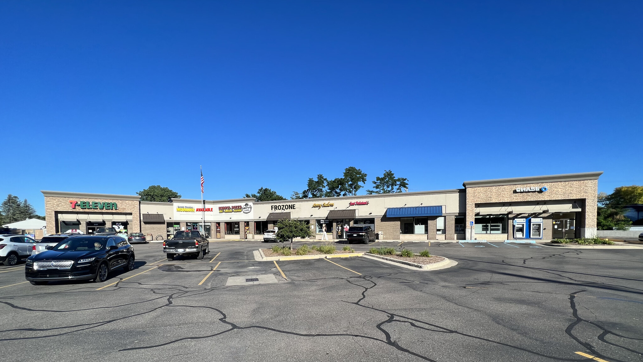 2141-2181 N Pontiac Trail, Commerce Township, MI à louer Photo de l’immeuble– Image 1 sur 7