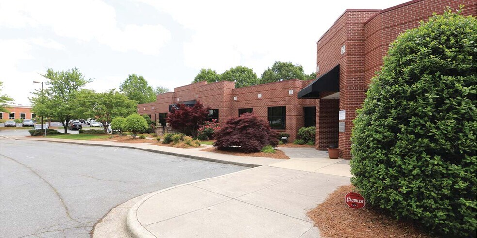 765 Highland Oaks Dr, Winston-Salem, NC à louer - Photo principale – Image 1 sur 7