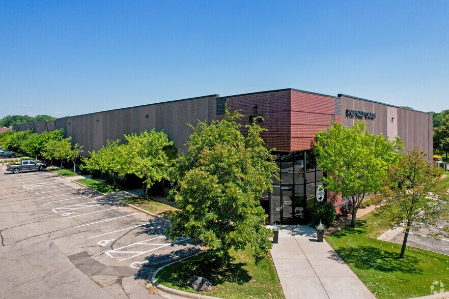 935 Blue Gentian Rd, Eagan, MN à louer - Photo de l’immeuble – Image 2 sur 17