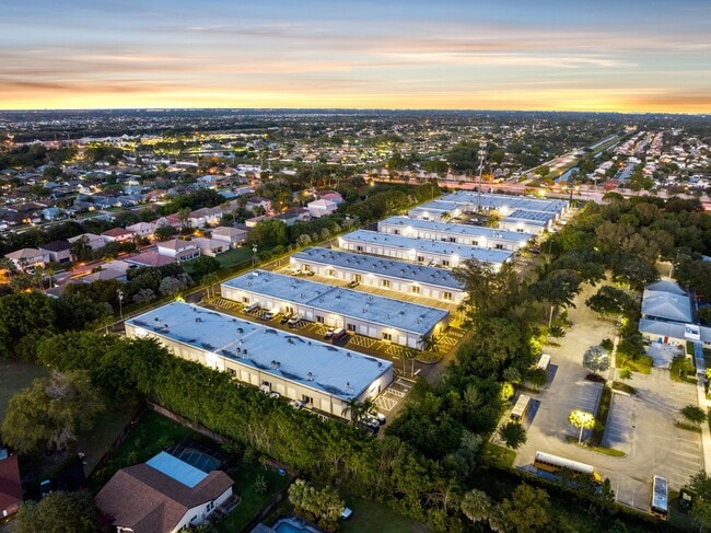 Plus de détails pour 10050 Spanish Isles Blvd, Boca Raton, FL - Local d'activités, Industriel/Logistique à louer