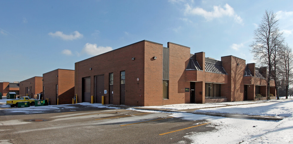 25 Van Kirk Dr, Brampton, ON à vendre - Photo de l’immeuble – Image 2 sur 5
