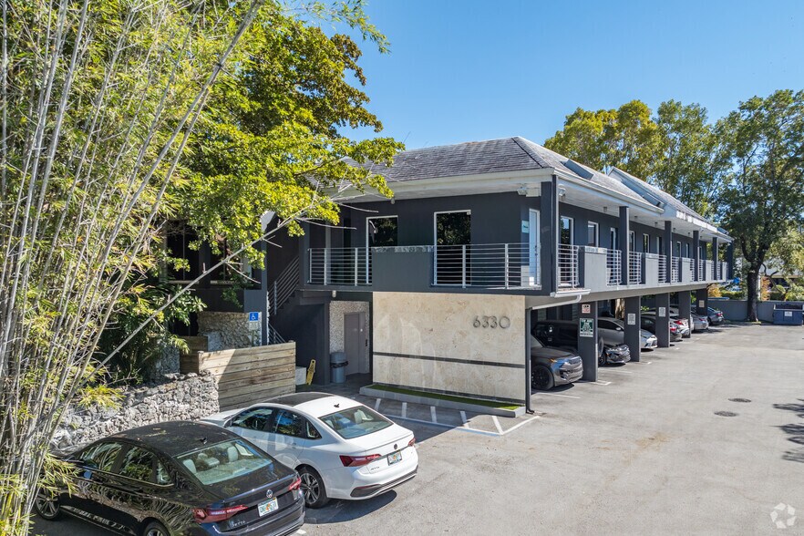 6330 Manor Ln, South Miami, FL à louer - Photo de l’immeuble – Image 1 sur 7