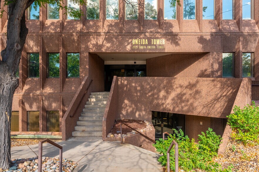 2121 S Oneida St, Denver, CO à louer - Photo de l’immeuble – Image 1 sur 6