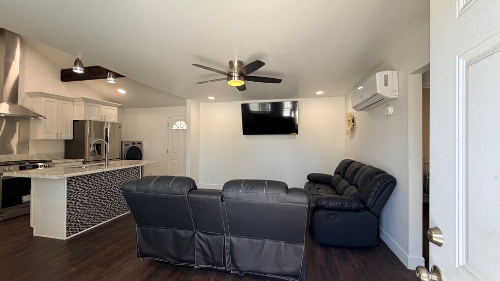 1012 E Mineral King Ave, Visalia, CA à vendre - Photo intérieure – Image 3 sur 24