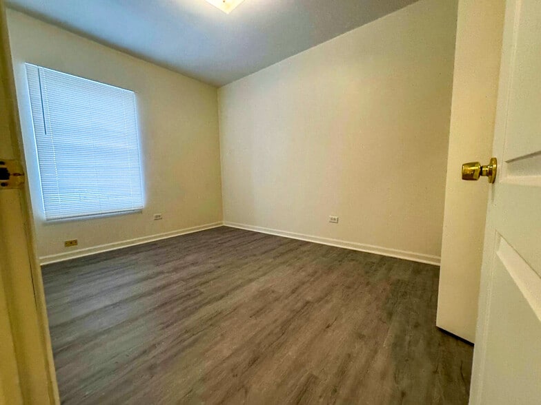 8213 S Cottage Grove Ave, Chicago, IL à vendre - Photo de l’immeuble – Image 2 sur 5
