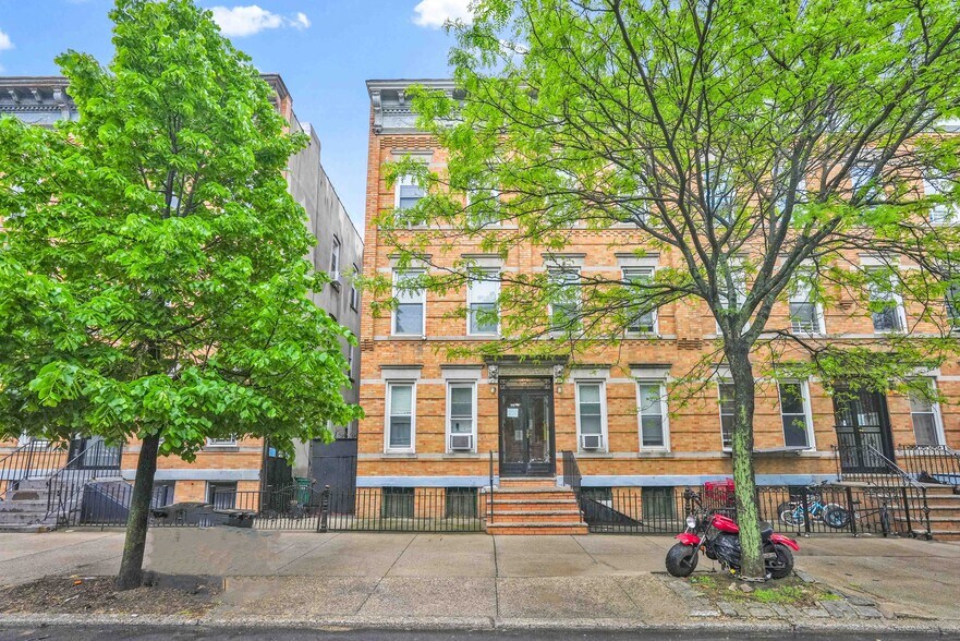 6424 Madison St, Ridgewood, NY à vendre - Photo principale – Image 1 sur 18