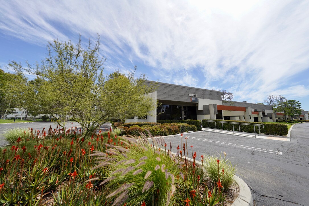 1200 Main St, Irvine, CA à louer Photo principale– Image 1 sur 19