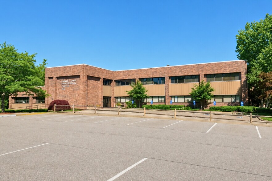 160 Hawley Ln, Trumbull, CT à louer - Photo de l’immeuble – Image 2 sur 13