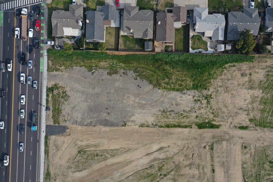 2400 Fulkerth Rd, Turlock, CA à vendre - Photo de l’immeuble – Image 2 sur 2