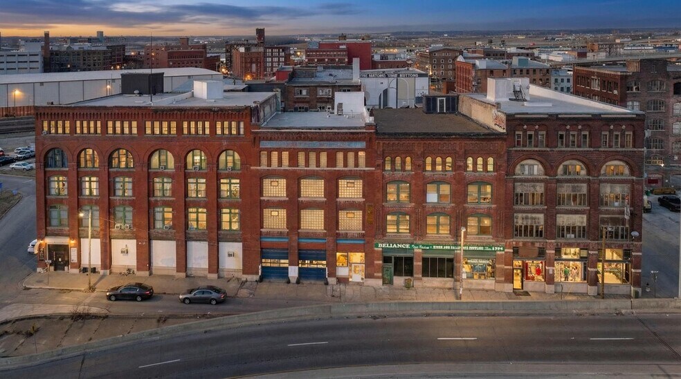 West Bottoms 3 portefeuille de 3 biens à vendre sur LoopNet.fr - Photo de l’immeuble – Image 3 sur 43