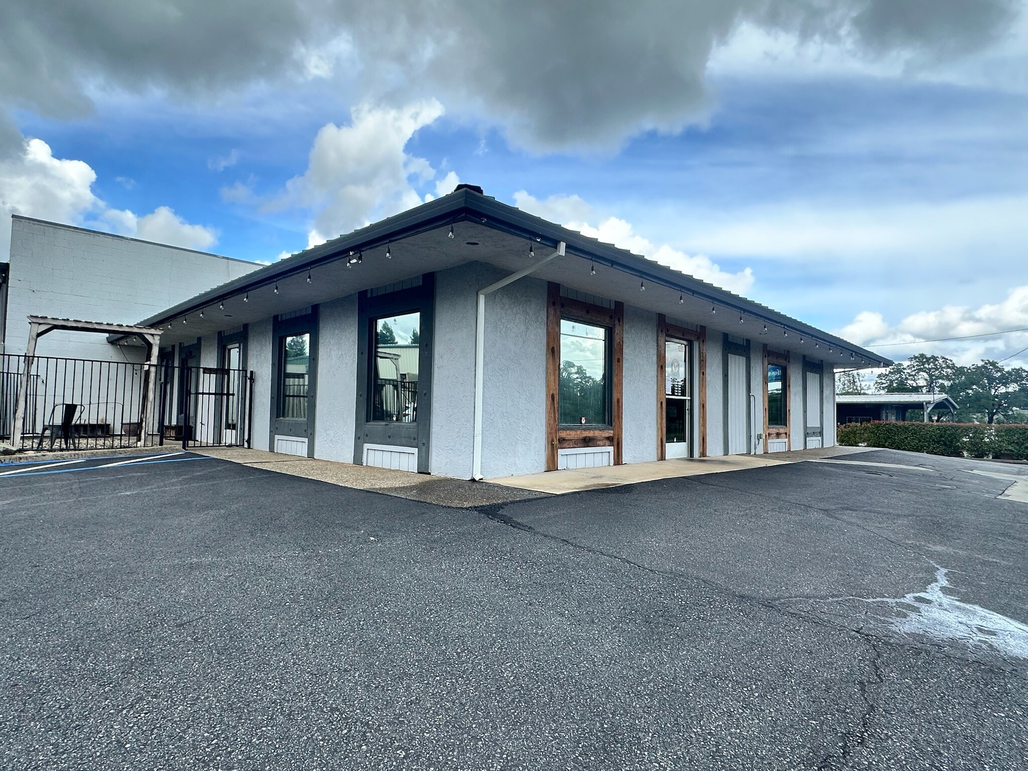 2704 Hartnell Ave, Redding, CA à louer Photo principale– Image 1 sur 8