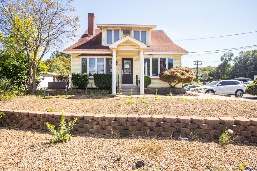 636 Sunderland Rd, Worcester, MA à louer - Photo de l’immeuble – Image 3 sur 31