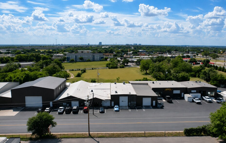 11110 Bluff Bend Dr, Austin, TX à louer - Photo de l’immeuble – Image 2 sur 23