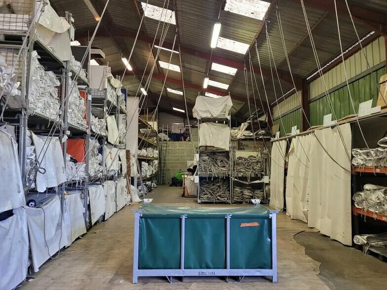 Local d’activités dans Champagné à louer - Photo intérieure – Image 2 sur 4