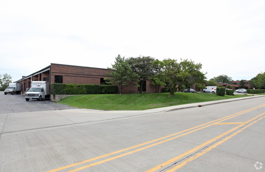 3300-3398 Commercial Ave, Northbrook, IL à louer - Photo de l’immeuble – Image 3 sur 4