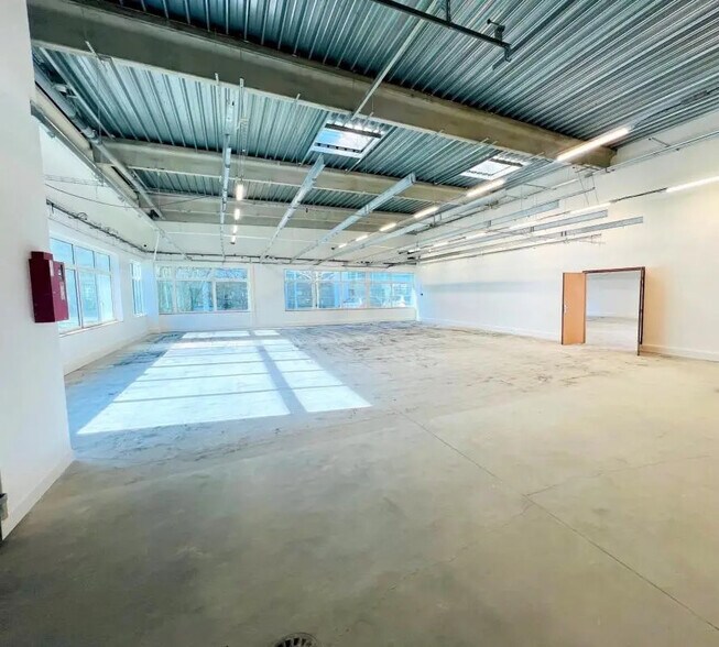 Bureau dans Élancourt à louer - Photo de l’immeuble – Image 3 sur 10