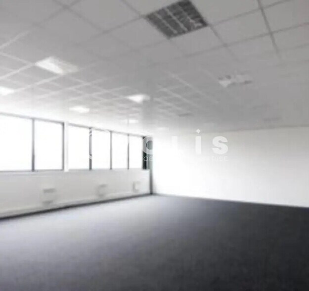 11-17 Rue Des Pyrénées, Lisses à louer - Photo intérieure – Image 3 sur 5