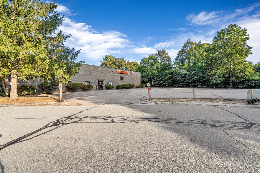 61 Domino Dr, Concord, MA à vendre - Photo de l’immeuble – Image 3 sur 8