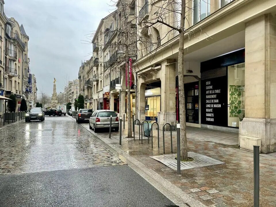 Local commercial dans Reims à louer Photo de l’immeuble– Image 1 sur 5