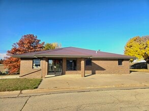 110 Bierman Rd, Epworth, IA à louer Photo de l’immeuble– Image 1 sur 6