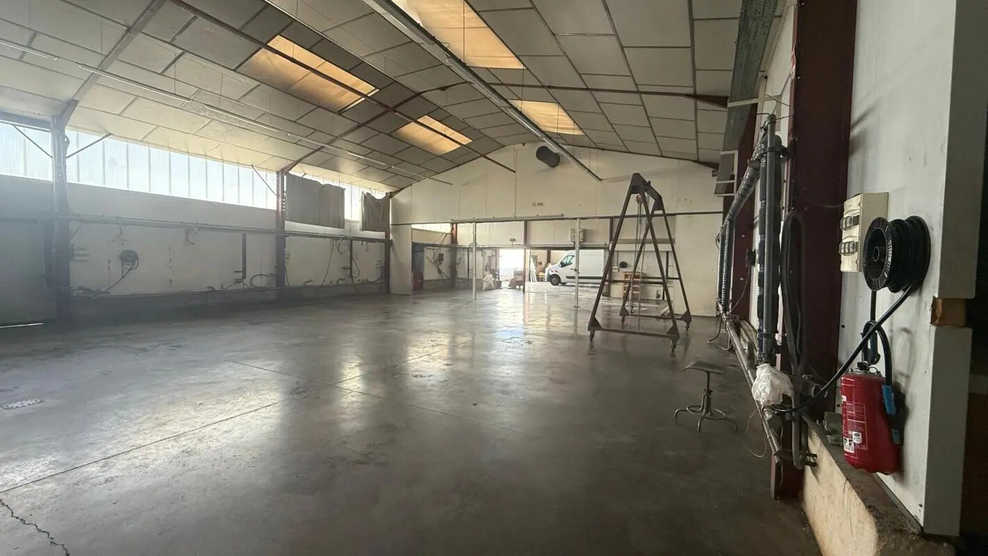 Industriel/Logistique dans Buellas à louer Photo de l’immeuble– Image 1 sur 9