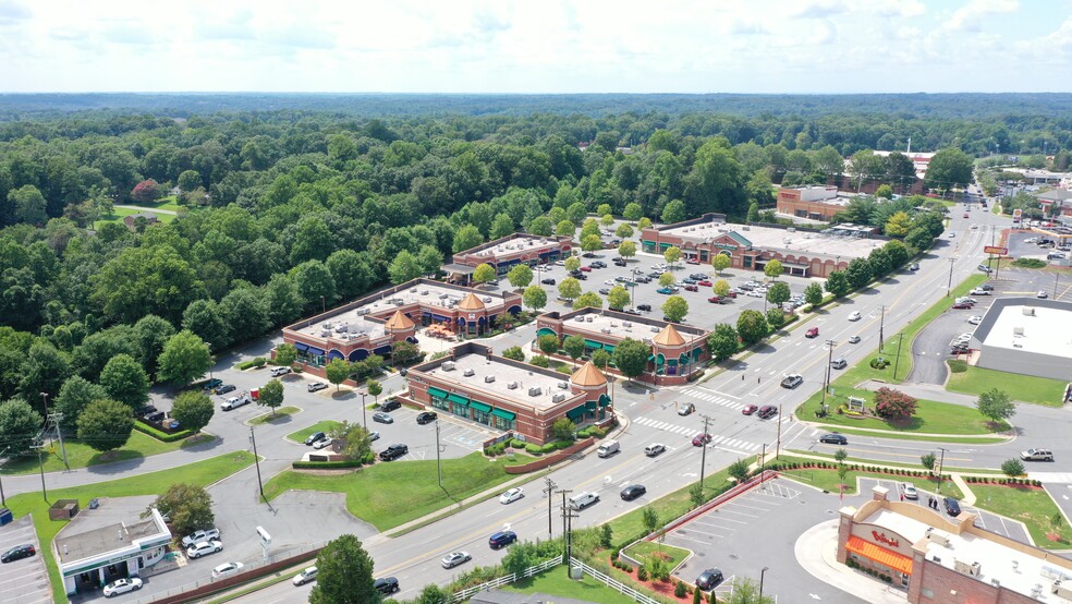 5049 Country Club Rd, Winston-Salem, NC à louer - Photo de l’immeuble – Image 2 sur 6