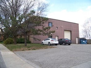 185 Av du Pacifique, Laval, QC à vendre Photo de l’immeuble– Image 2 sur 6