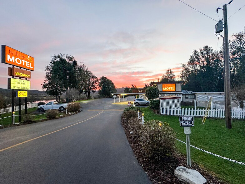 1010 8th St, Myrtle Point, OR à vendre - Photo de l’immeuble – Image 2 sur 10
