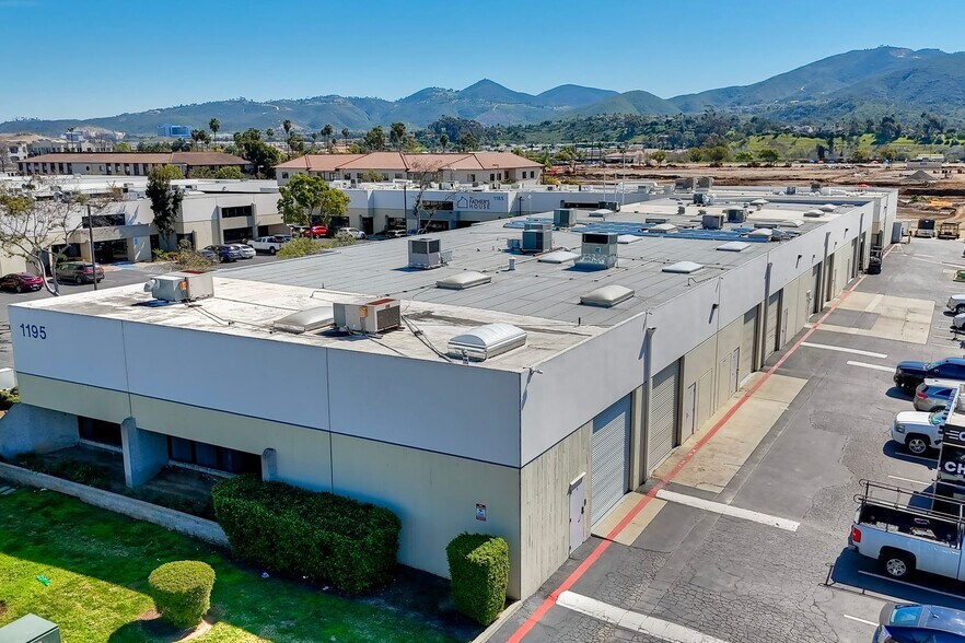 1195 Linda Vista Dr, San Marcos, CA à louer - Photo de l’immeuble – Image 2 sur 8