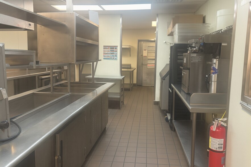 420 E 30th Ave, Hutchinson, KS à vendre - Photo de l’immeuble – Image 2 sur 8