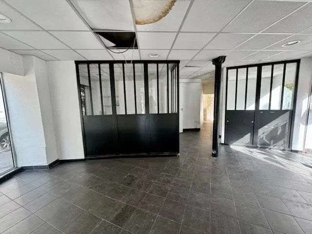 Local commercial dans Paris à louer - Photo de l’immeuble – Image 3 sur 9