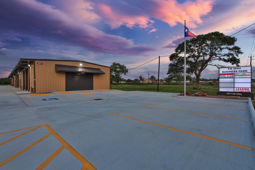 5517 FM 2004 Rd, Hitchcock, TX à louer - Photo de l’immeuble – Image 2 sur 9