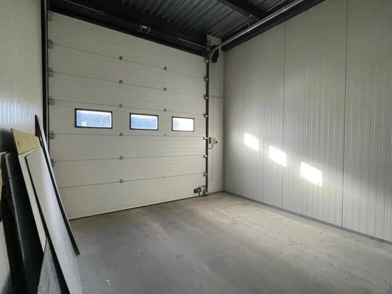 Local d'activités dans Val-de-Reuil à vendre - Photo de l’immeuble – Image 3 sur 3