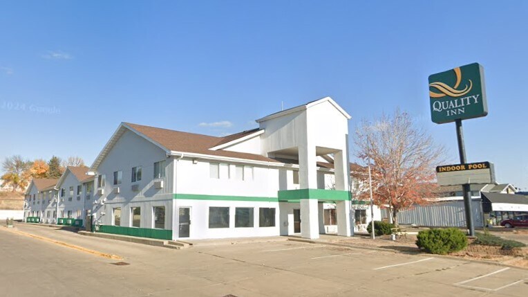 410 W Sioux Ave, Pierre, SD à vendre - Photo de l’immeuble – Image 1 sur 44