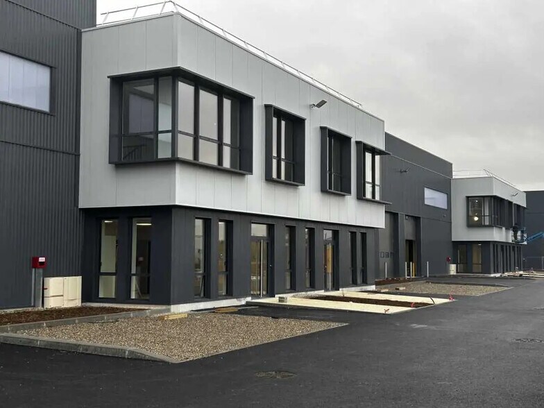 Local d’activités dans Saint-Priest à louer - Photo de l’immeuble – Image 3 sur 17