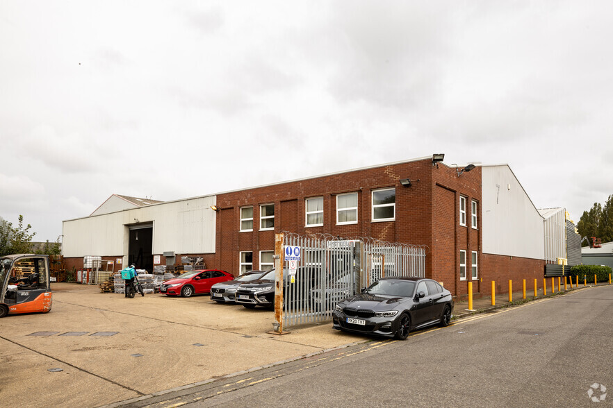 8 Fairway Close, Hounslow à louer - Photo principale – Image 1 sur 2