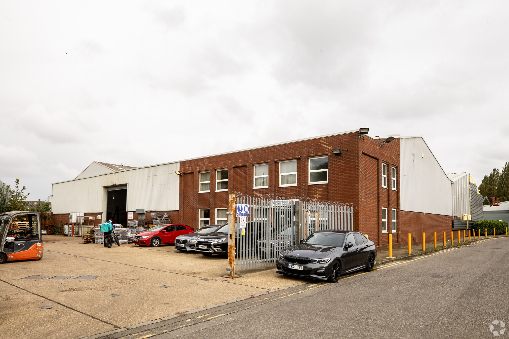 8 Fairway Close, Hounslow à louer Photo principale– Image 1 sur 3