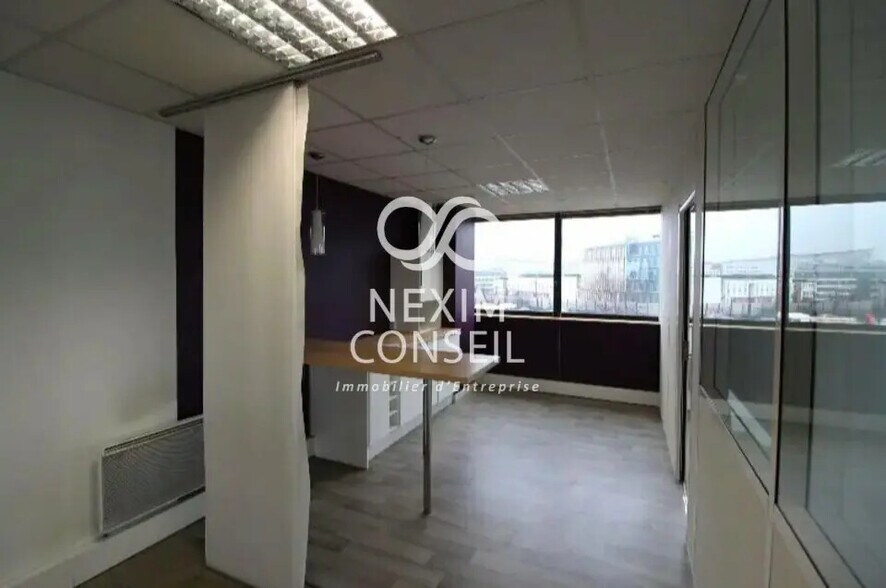 Bureau dans Saint-Denis à louer - Photo de l’immeuble – Image 3 sur 7