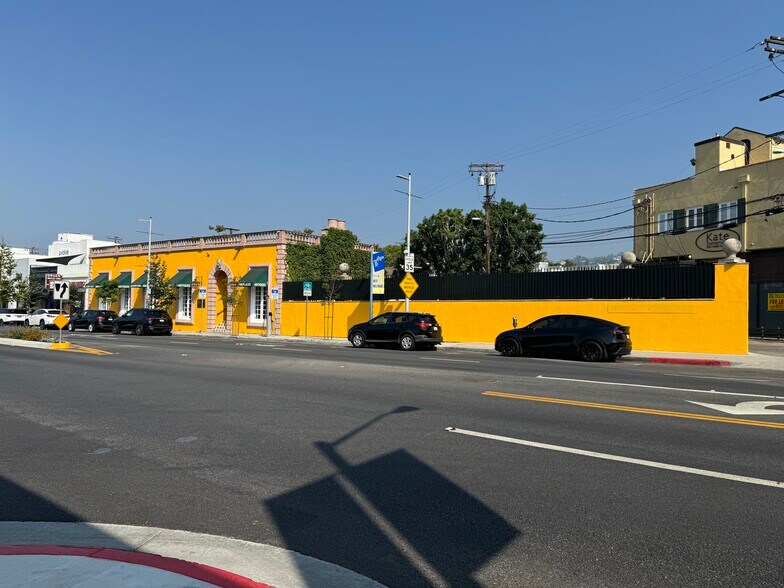 8435 Melrose Ave, West Hollywood, CA à louer - Photo de l’immeuble – Image 3 sur 8