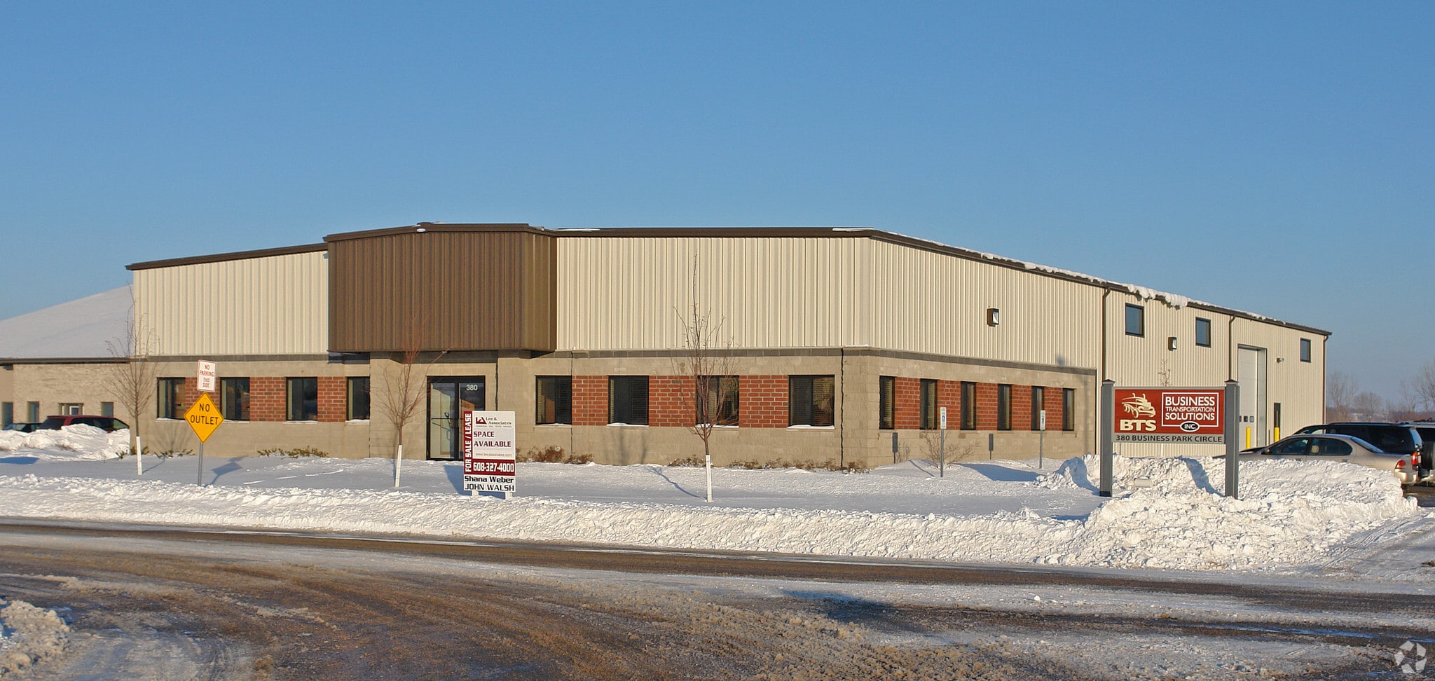 380 Business Park Cir, Stoughton, WI à louer Photo principale– Image 1 sur 8