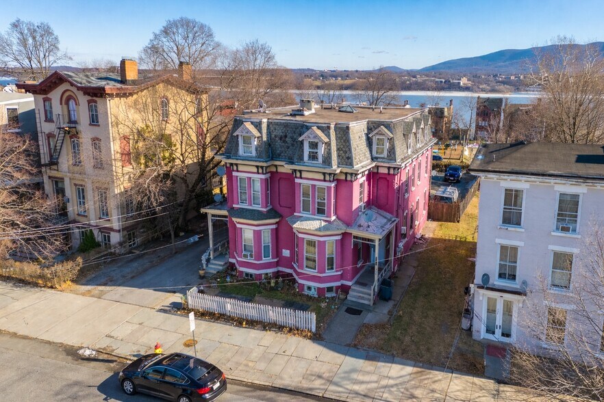 238 Grand St, Newburgh, NY à vendre - Photo de l’immeuble – Image 2 sur 23