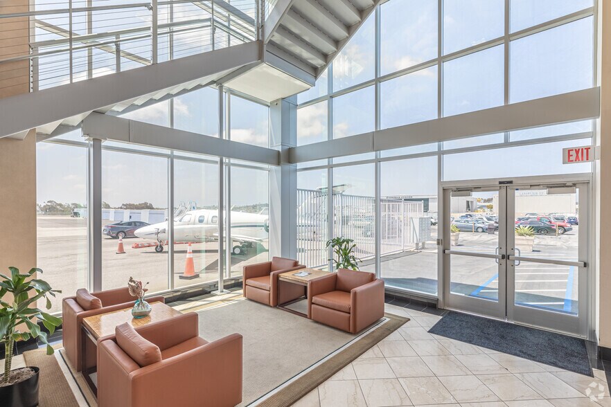 2150 Palomar Airport Rd, Carlsbad, CA à vendre - Hall d’entrée – Image 2 sur 4