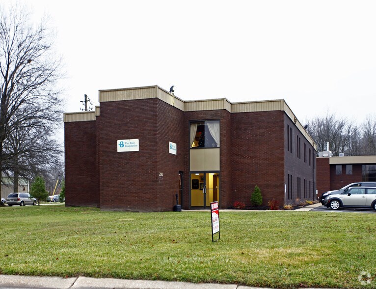 275 Martinel Dr, Kent, OH à louer - Photo de l’immeuble – Image 2 sur 2