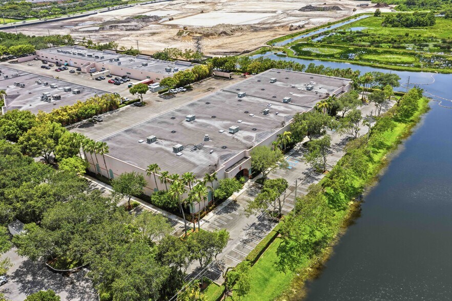 2704-2784 Executive Way, Miramar, FL à louer - Photo de l’immeuble – Image 3 sur 6